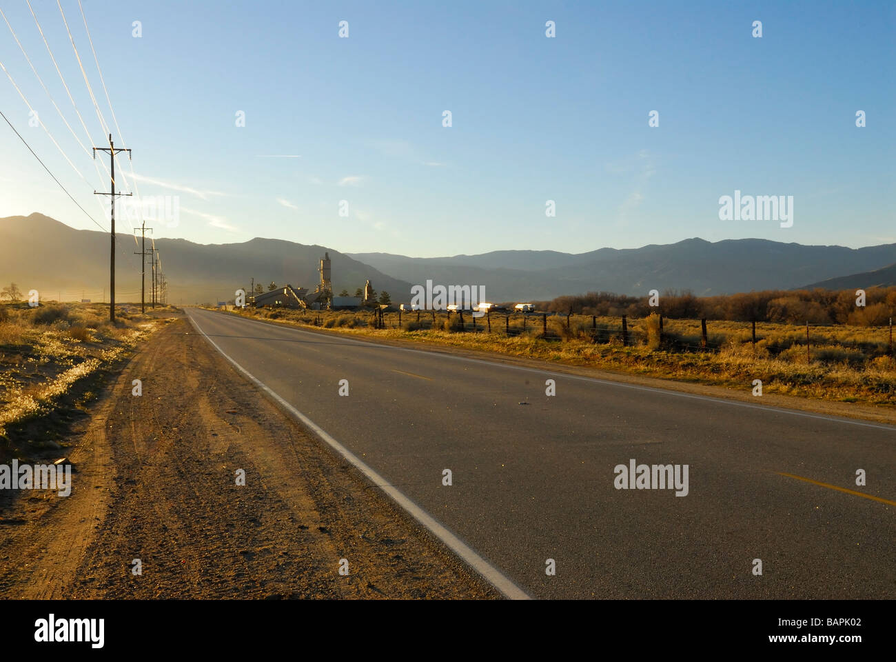 Polo elettrico su una strada nel deserto Foto Stock