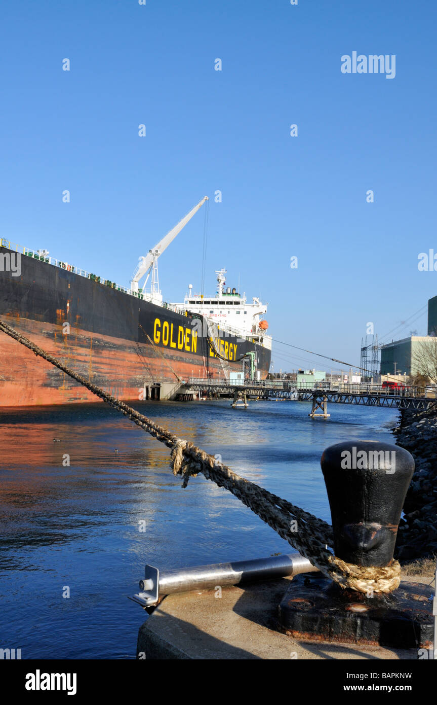 Petroliera da energia dorata legato al terminale trasferendo il combustibile con impianti di potenza in background nel canale di Cape Cod, Massachusetts, STATI UNITI D'AMERICA. Foto Stock