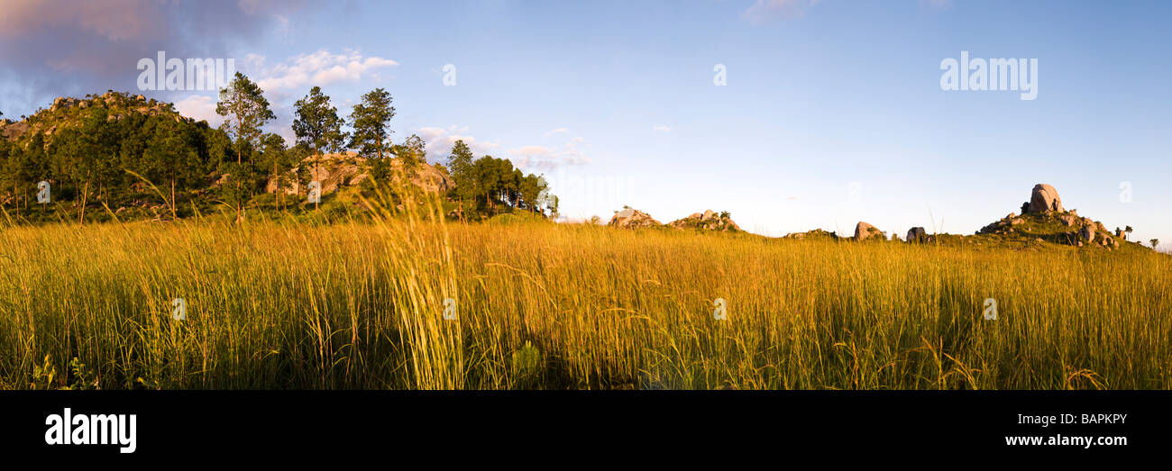 Una vista panoramica di sera la luce del sole sulle formazioni rocciose al di sotto di Dedza Montagna - Dedza, Malawi, Africa Foto Stock