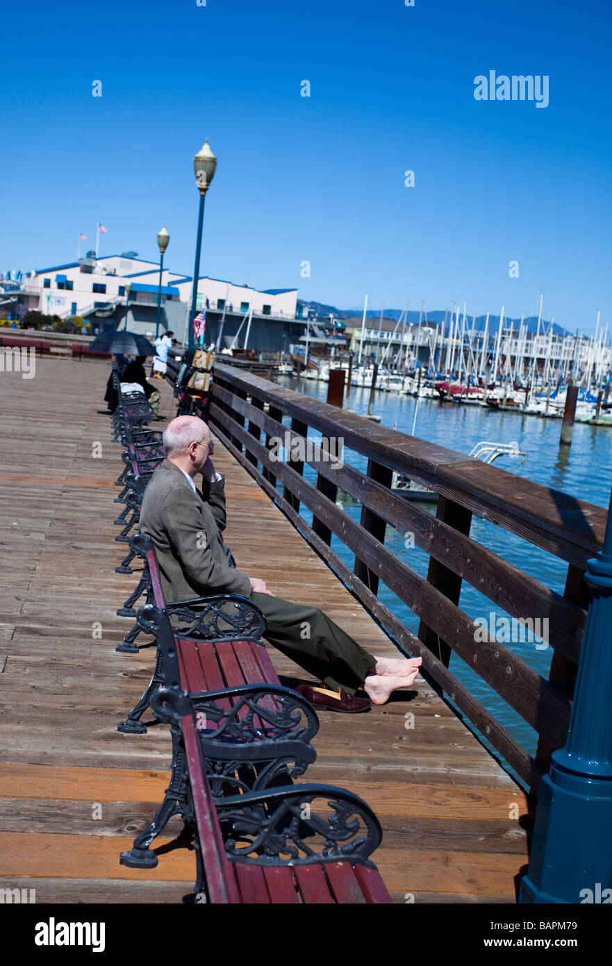Ritratto di un uomo seduto su una panchina che contempla San Francisco Bay, California, USA. Foto Stock