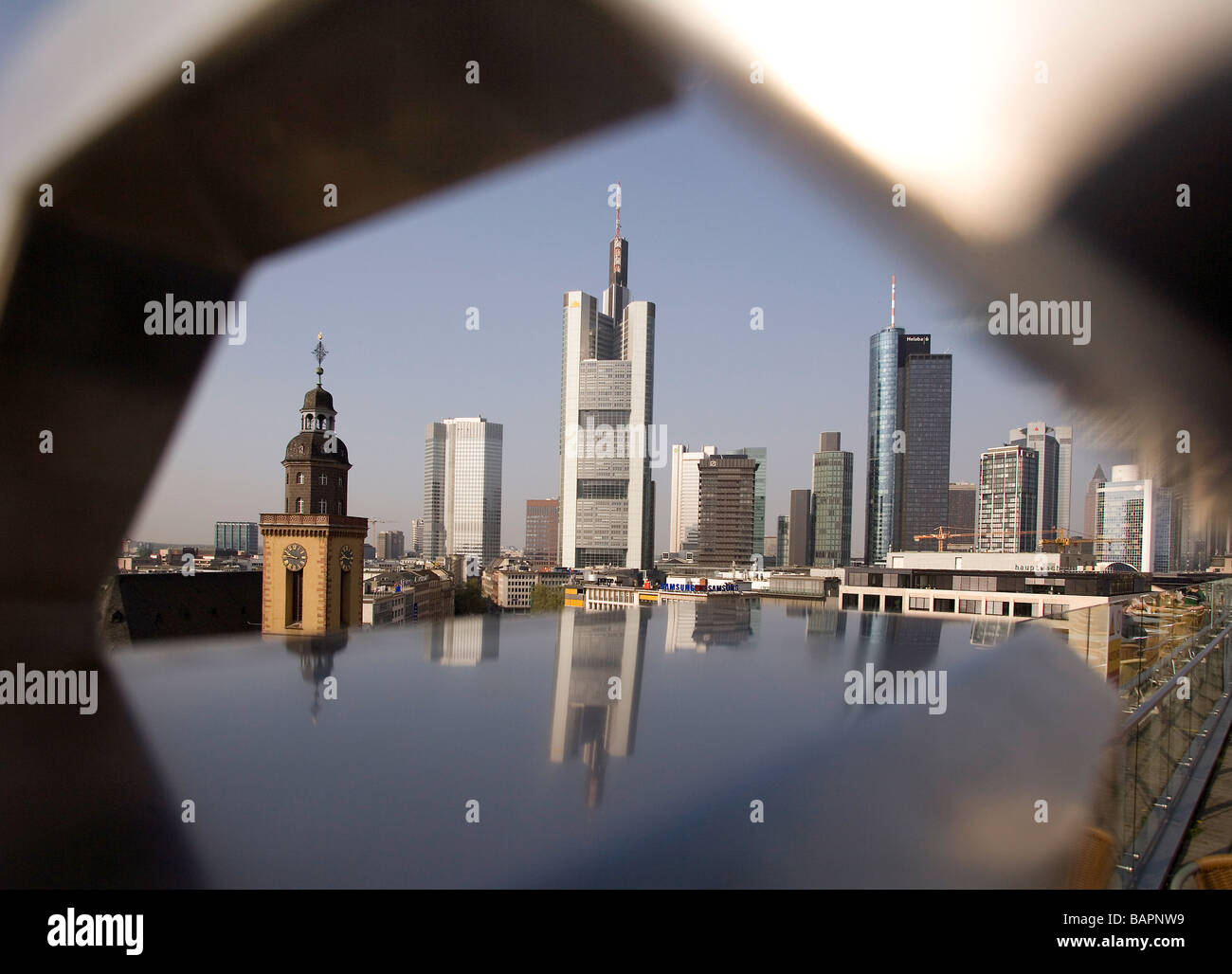Veduta dello skyline del centro finanziario con sede della Commerzbank AG, Francoforte sul Meno Foto Stock