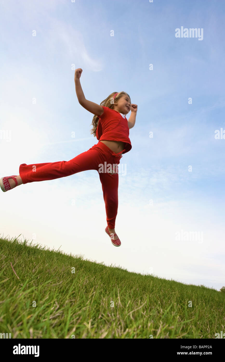 6 anno vecchia ragazza jumping, Winnipeg, Manitoba, Canada Foto Stock