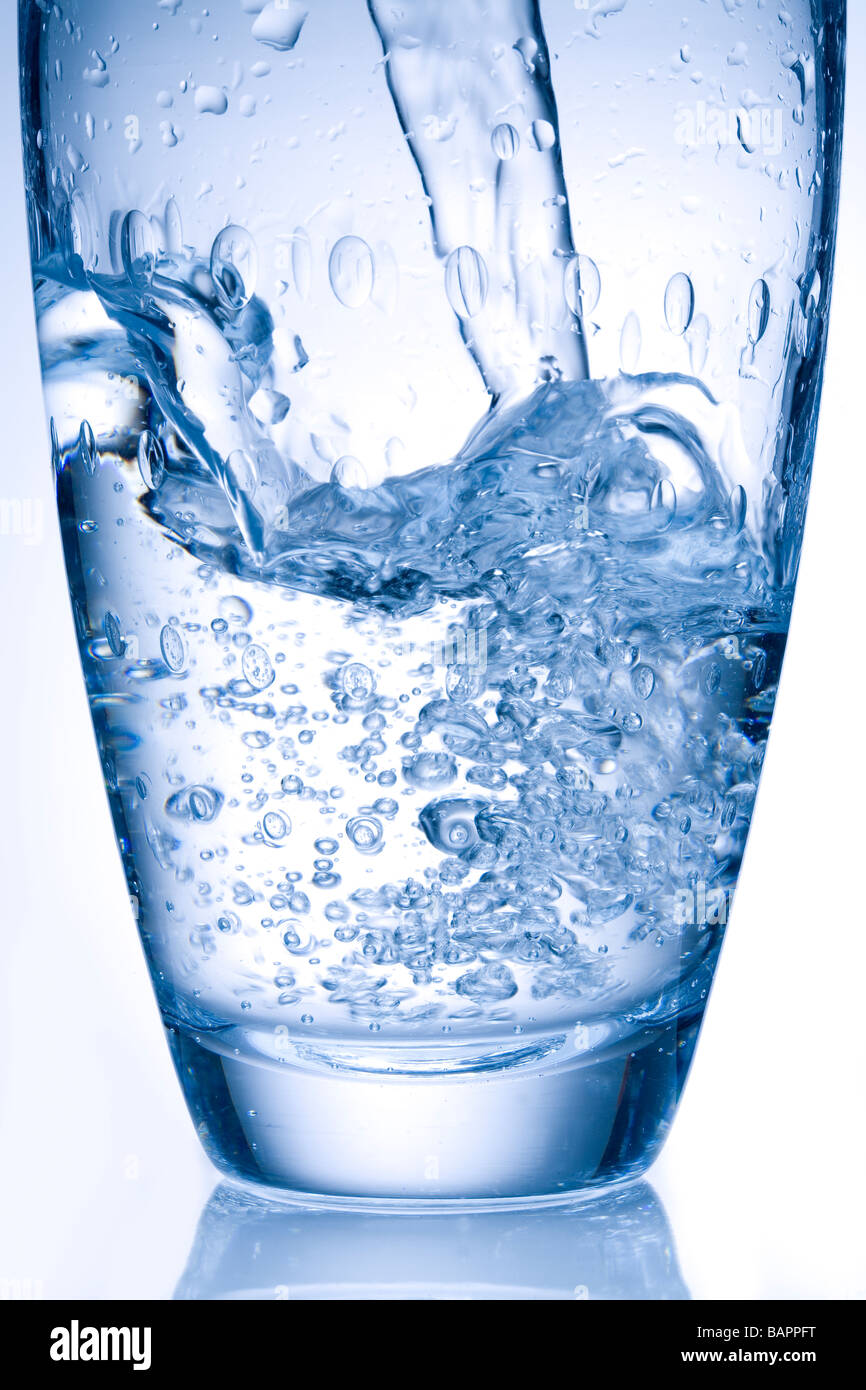 Bicchiere di acqua minerale versando Foto Stock