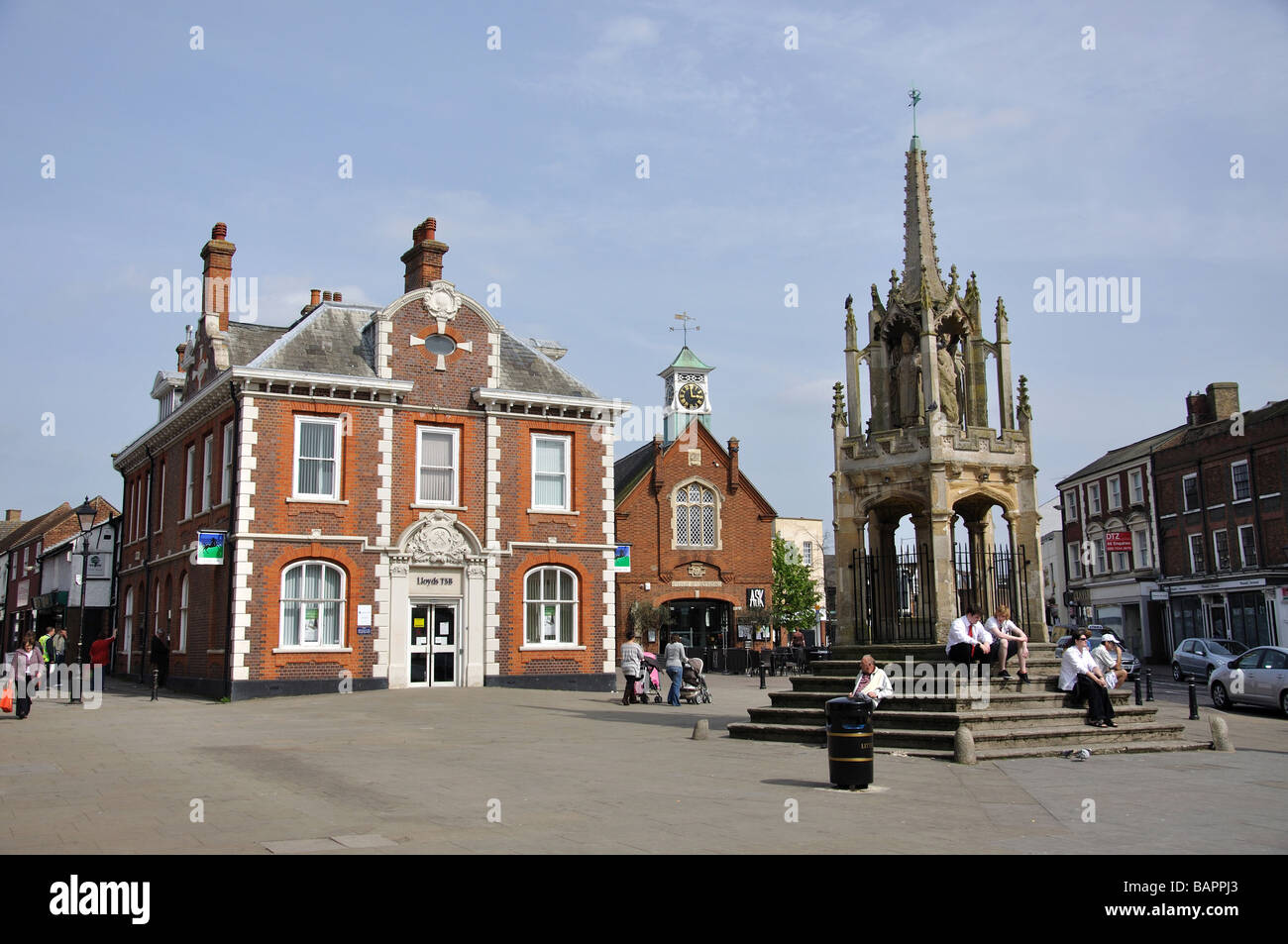 Edifici del periodo e Market Cross, la piazza del mercato, Leighton Buzzard, Bedfordshire, England, Regno Unito Foto Stock