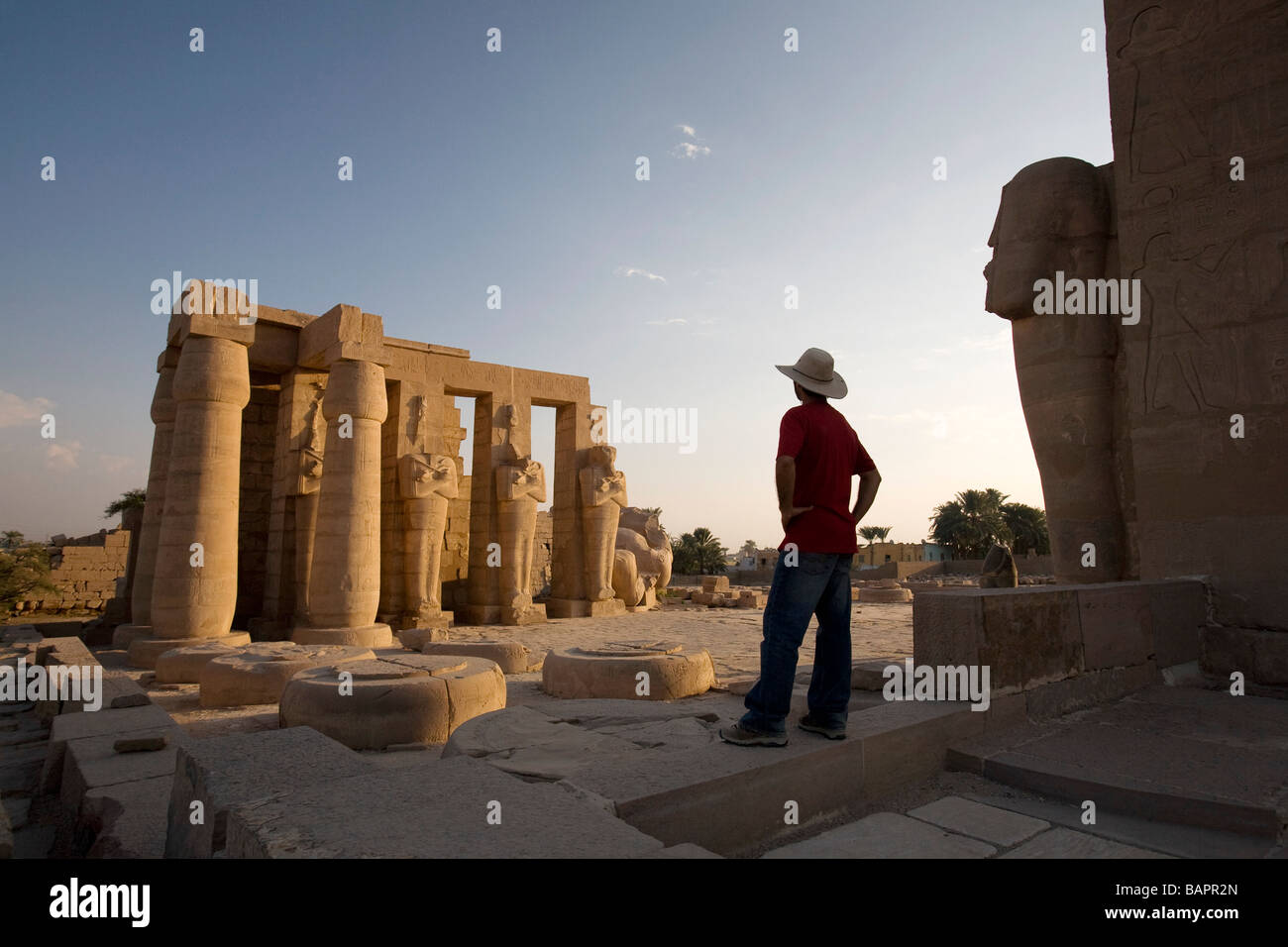 Ramesseum, Memorial tempio di Ramses II, West Bank di Luxor in Egitto; uomo che guarda al Tempio Foto Stock