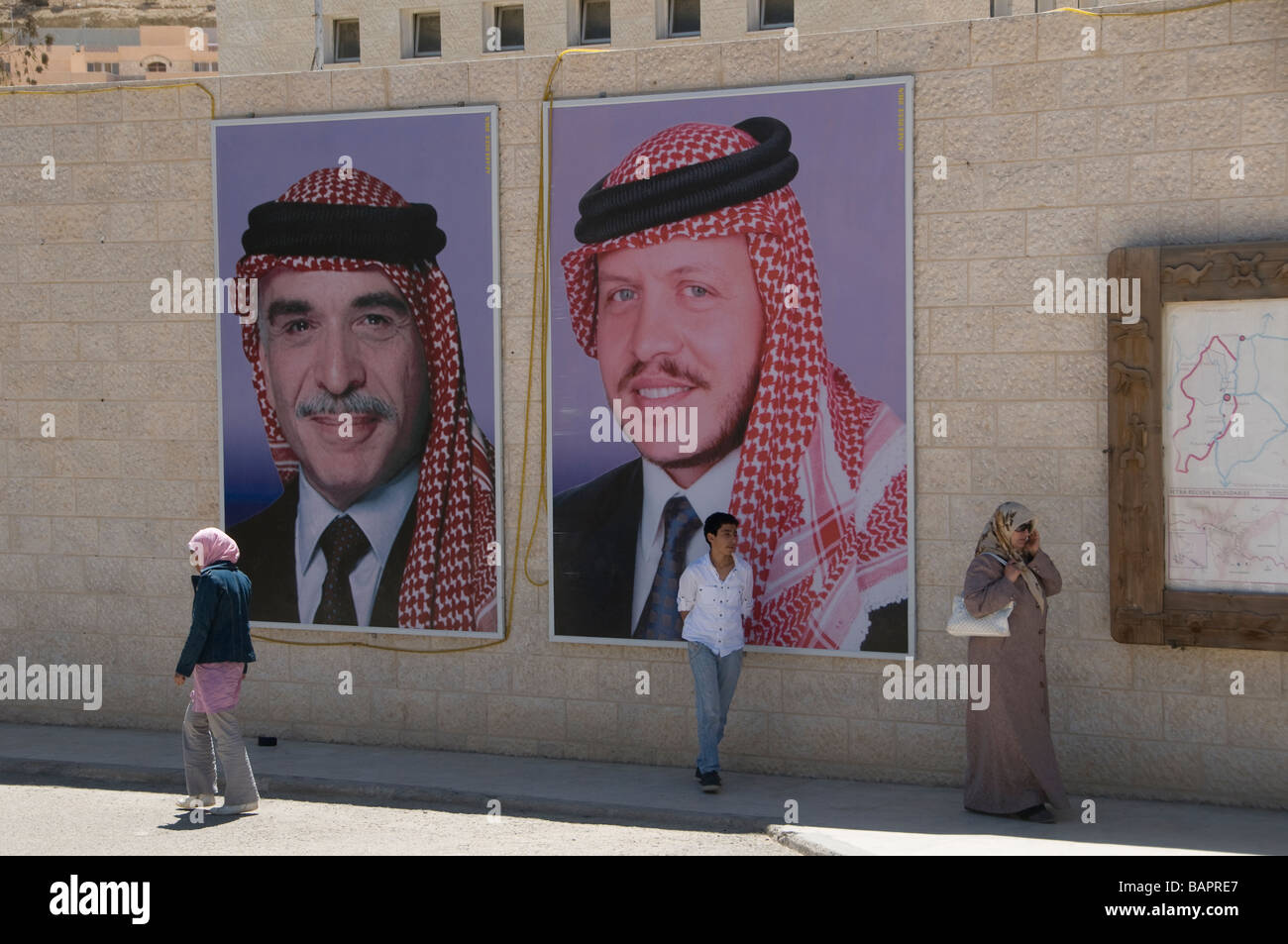 Poster con i re reali di Hashemites Jordan collocati sulla facciata del centro visitatori di Petra Jordan Foto Stock