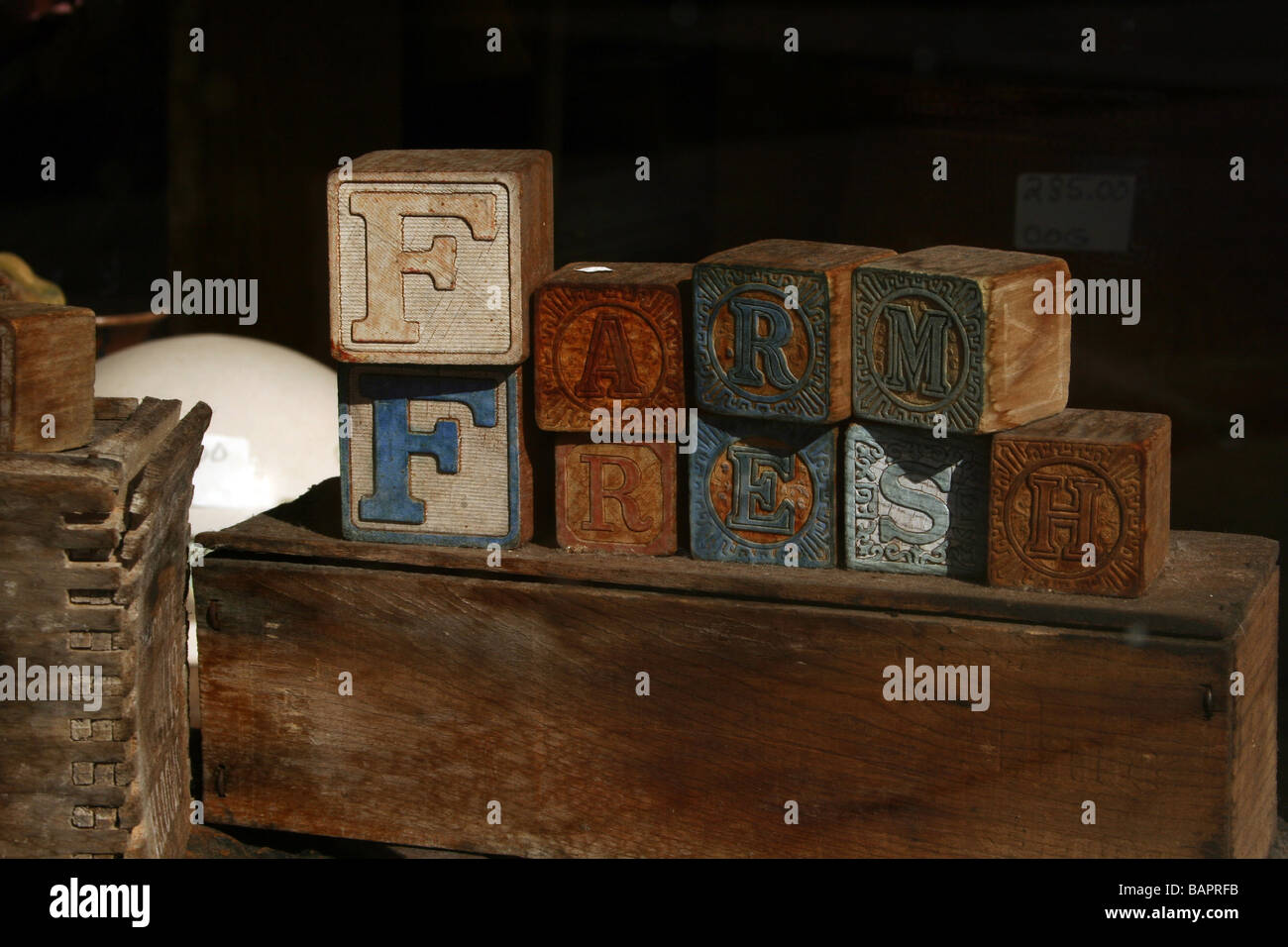 Giocattolo Antico blocchi impostati per magia fattoria fresco. Bambino giocattolo. Il vecchio. Noce, Iowa. Negozio di fronte la finestra di visualizzazione per il negozio di antiquariato. Foto Stock