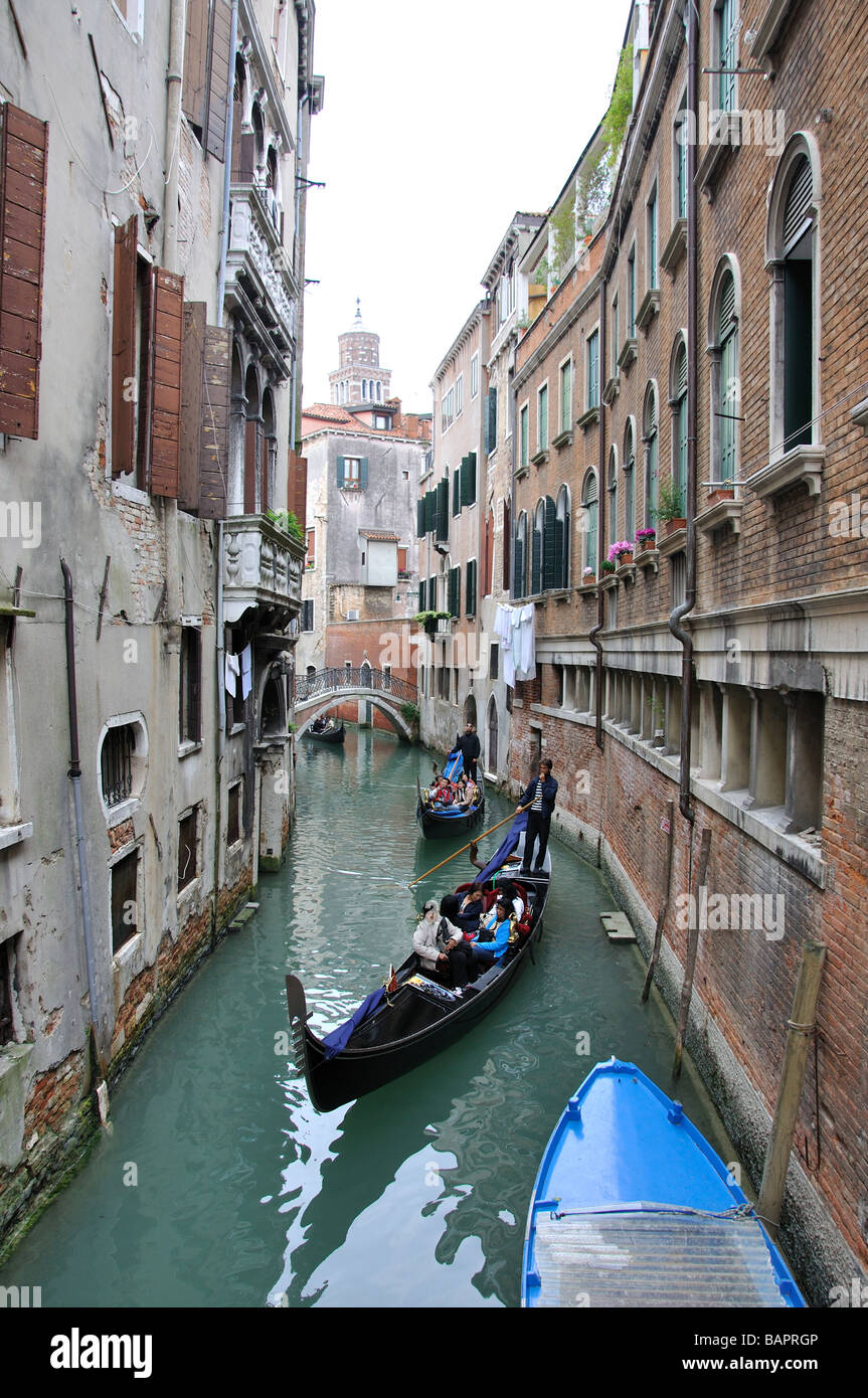 Gondole sul canale veneziano, Venezia, Veneto, Italia Foto Stock