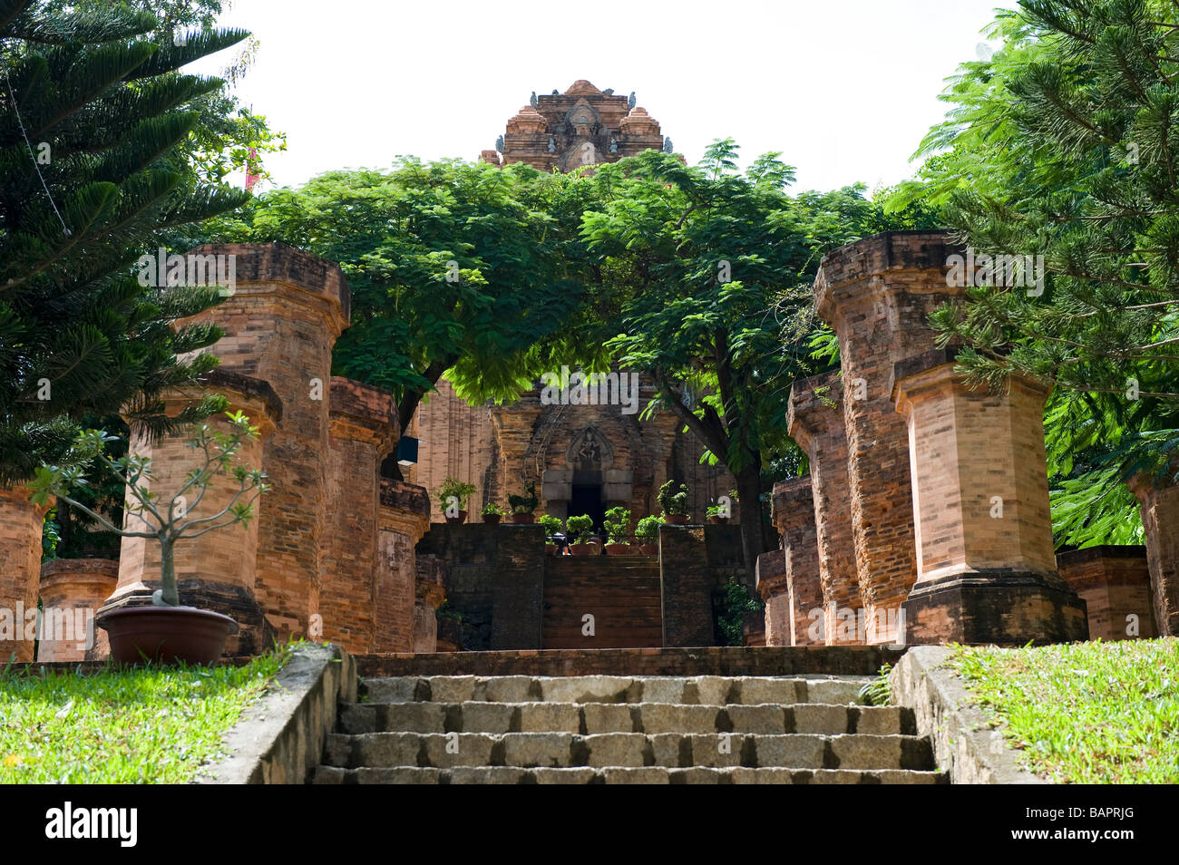 La colonna e la torre a torre Cham Temple, Nha Trang, Vietnam Foto Stock