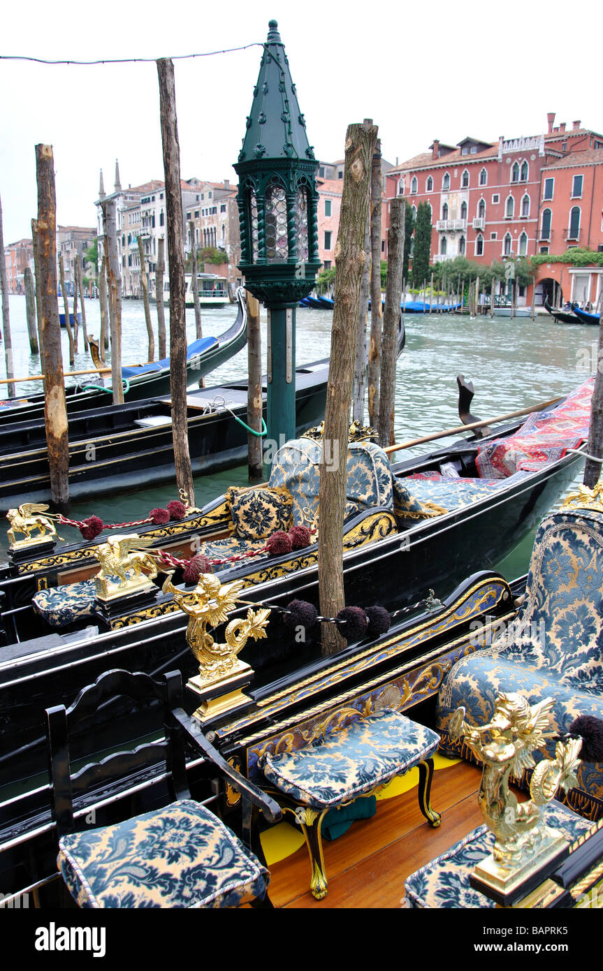 Gondole sul Canal Grande di Venezia, regione Veneto, Italia Foto Stock