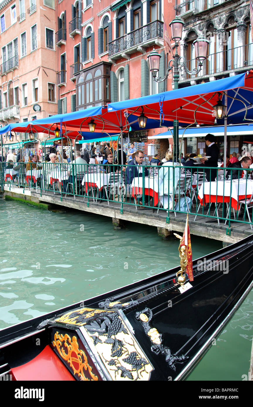 Gondole sul Canal Grande di Venezia, regione Veneto, Italia Foto Stock