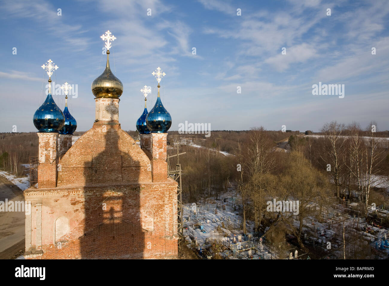 Tipo sulla chiesa da un campanile Foto Stock
