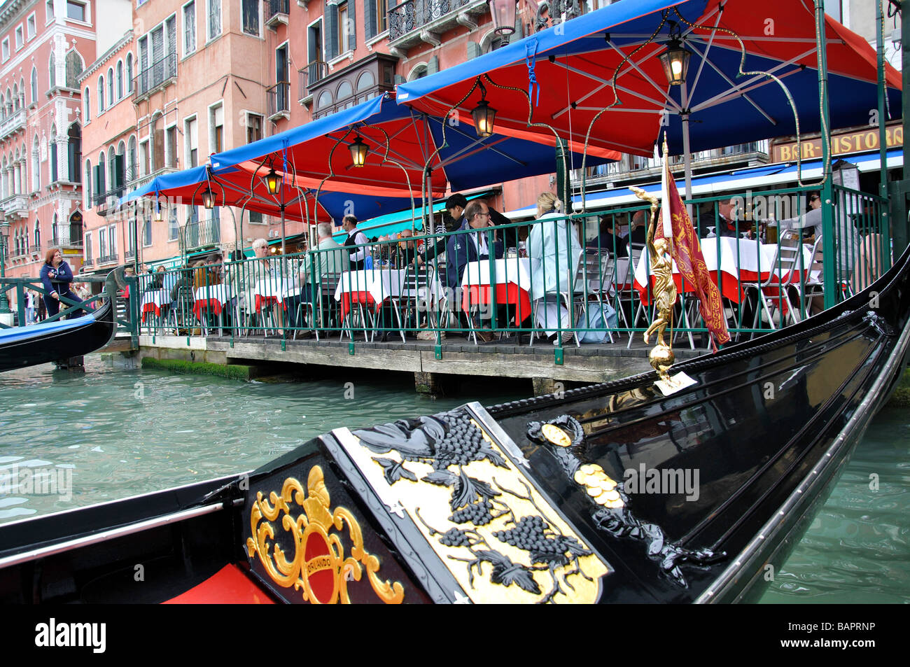 Gondole sul Canal Grande di Venezia, regione Veneto, Italia Foto Stock