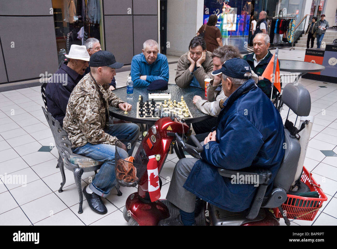 Persone in un centro commerciale a giocare a scacchi di Vancouver Foto Stock
