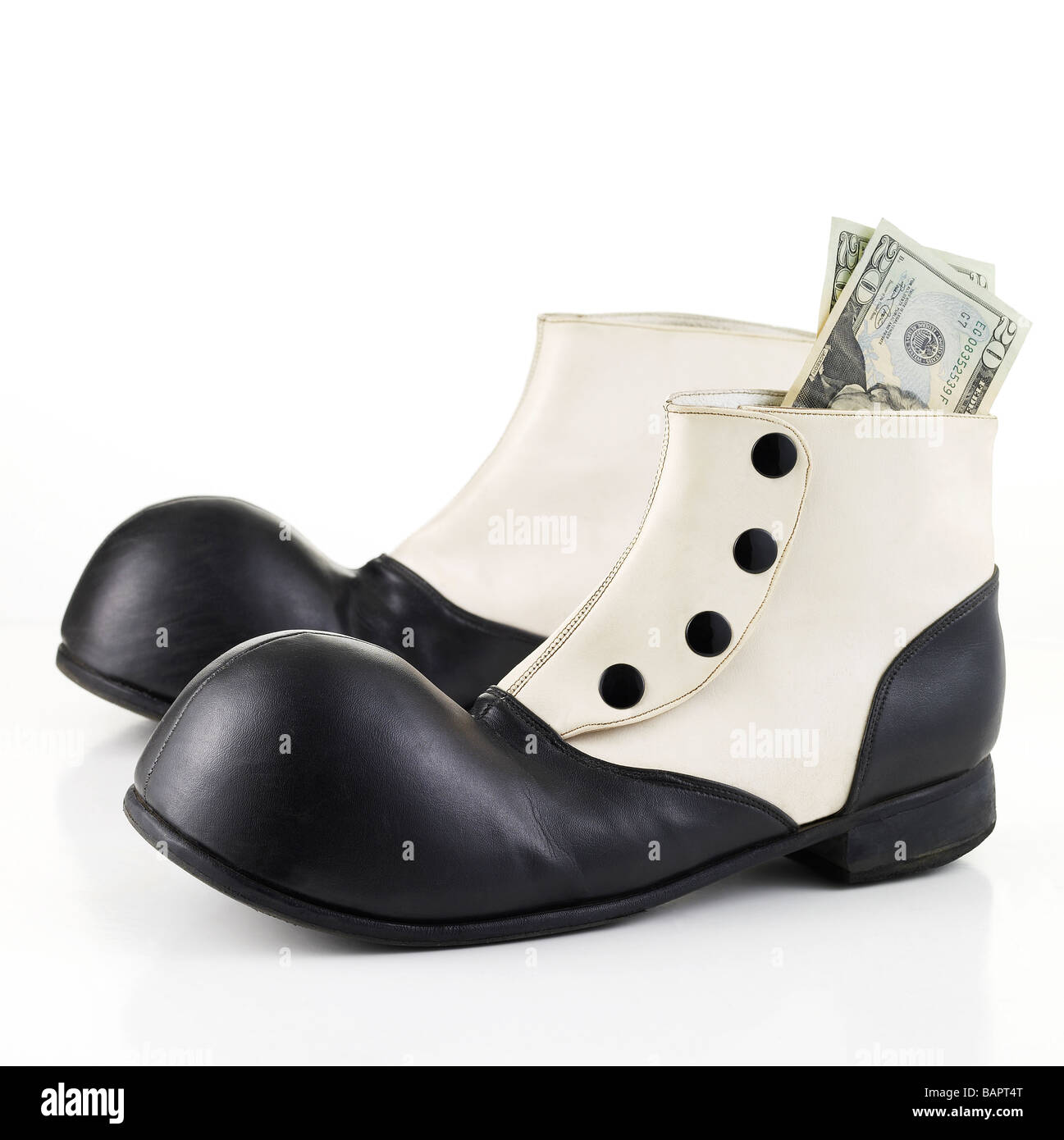 Studio shot di 2 Clown scarpe con valuta statunitense Foto Stock