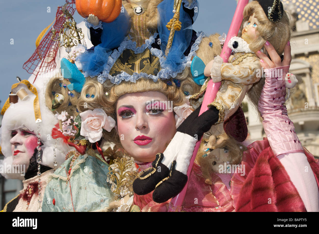 Maschera Veneziana creativo e fantasioso vestito a Carnevale a Venezia Italia Foto Stock
