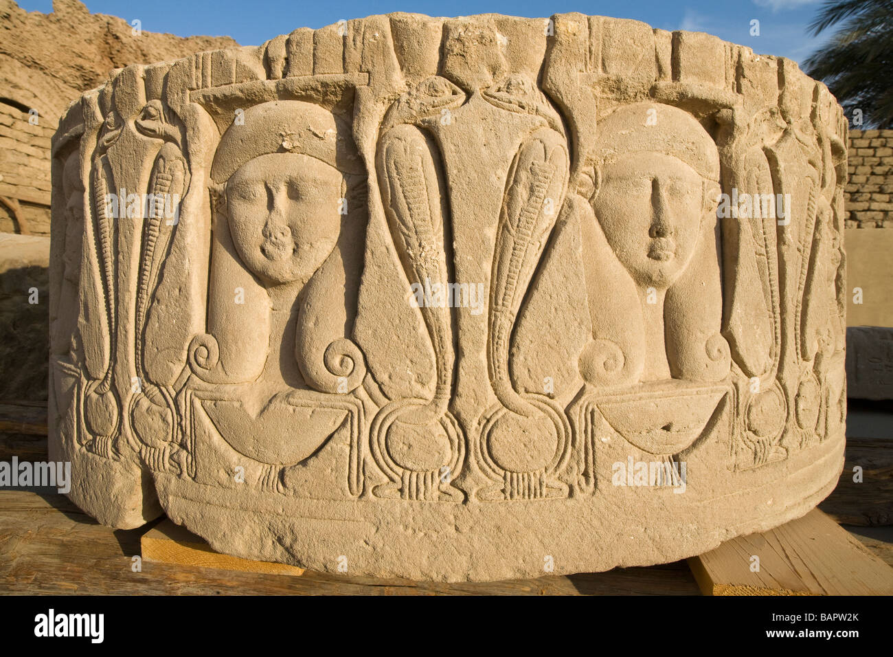 Rottura parte della colonna a Dendera tempio, Valle del Nilo, Egitto, Nord Africa Foto Stock