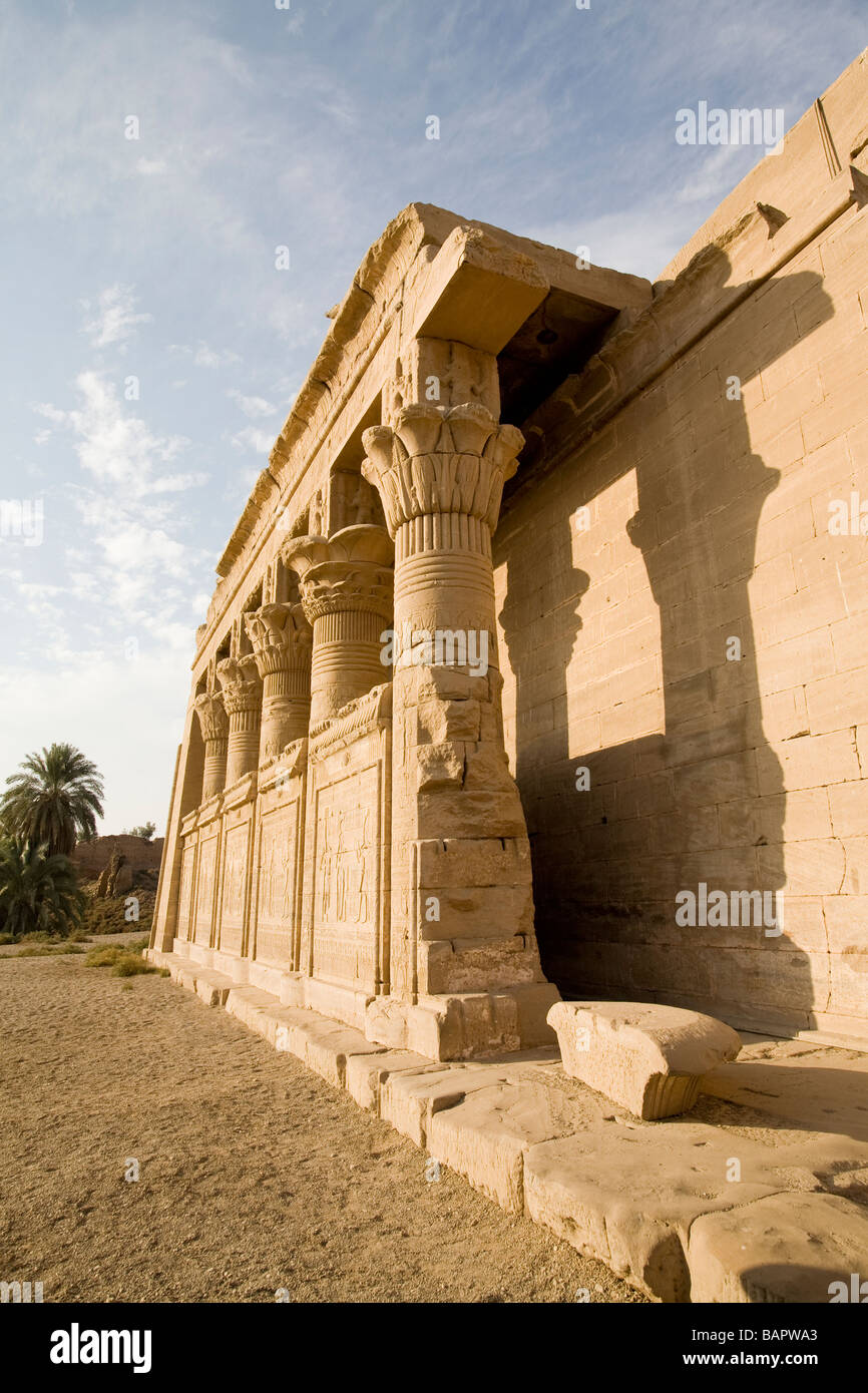 Pareti esterne del romano casa natale a Dendera tempio, Valle del Nilo, Egitto, Nord Africa Foto Stock
