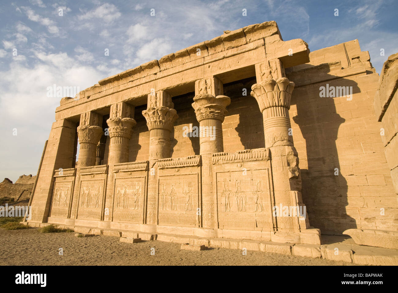 Pareti esterne del romano casa natale a Dendera tempio, Valle del Nilo, Egitto, Nord Africa Foto Stock