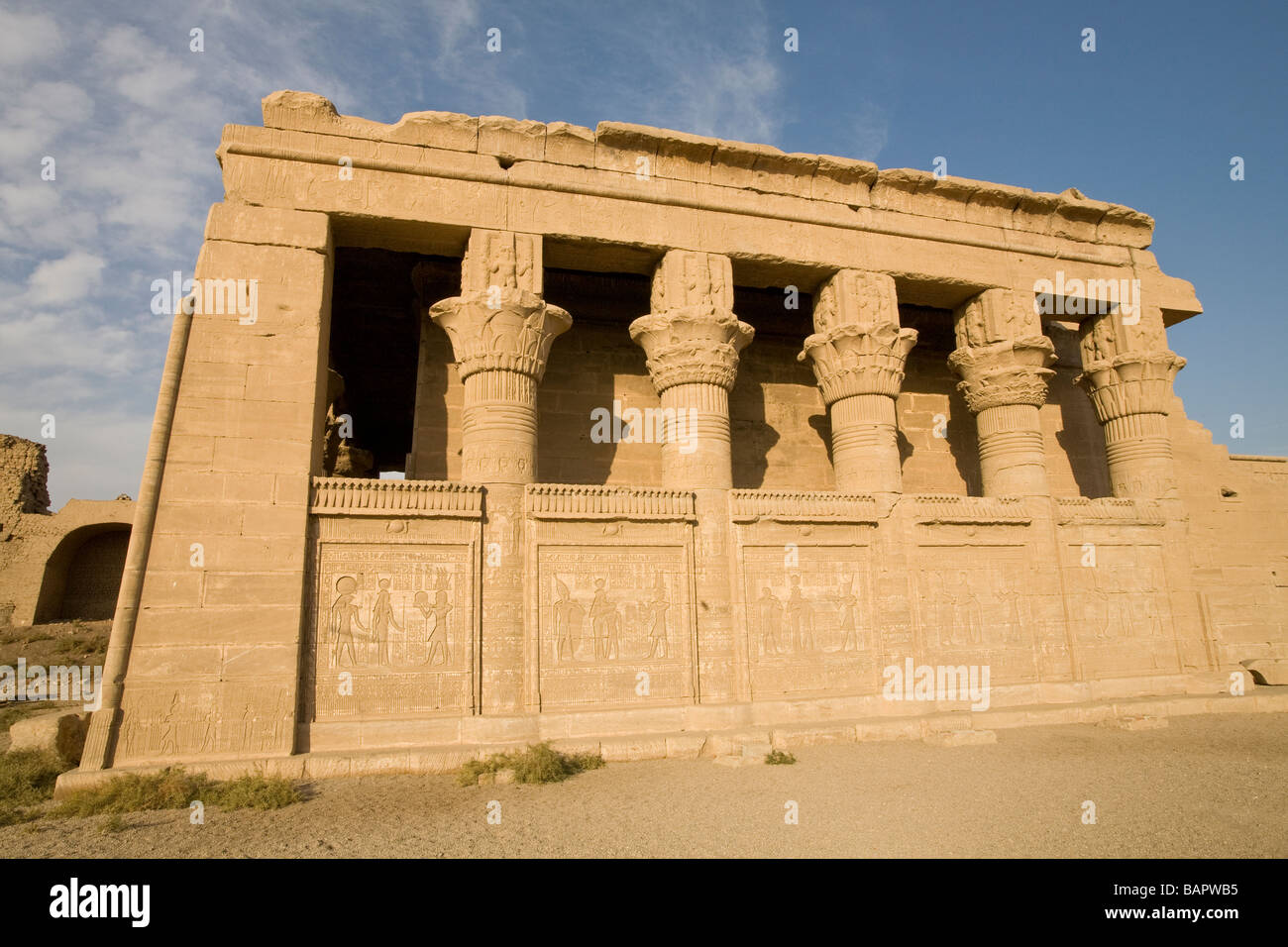 Pareti esterne del romano casa natale a Dendera tempio, Valle del Nilo, Egitto, Nord Africa Foto Stock