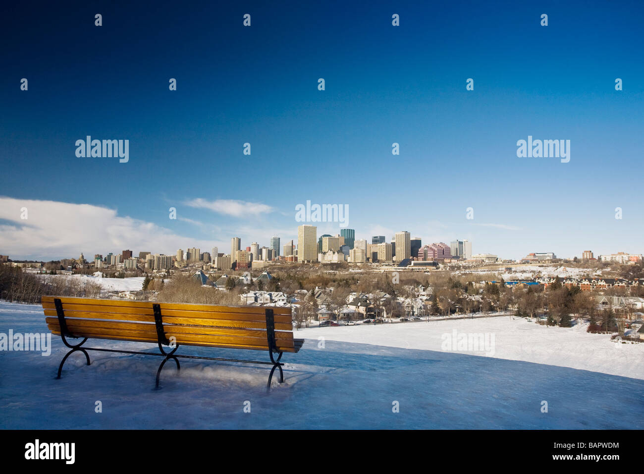 Edmonton, Alberta, Canada; banco con una vista in inverno Foto Stock