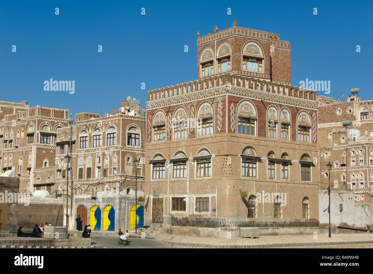 Edifici tradizionali nel quartiere del centro storico di Sana'a, Yemen Foto Stock