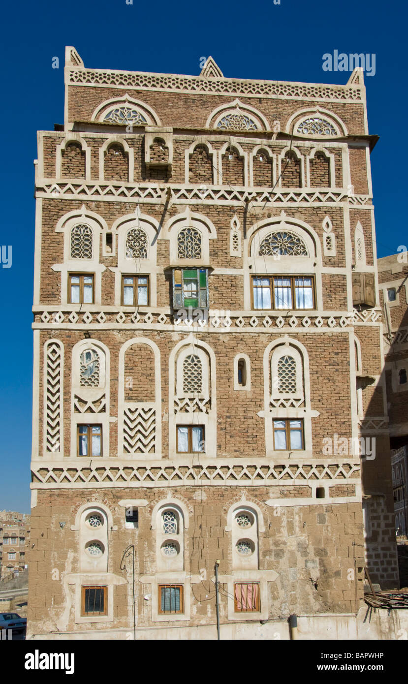 Edificio tradizionale nel centro storico quartiere Shukr di Sana'a, Yemen Foto Stock
