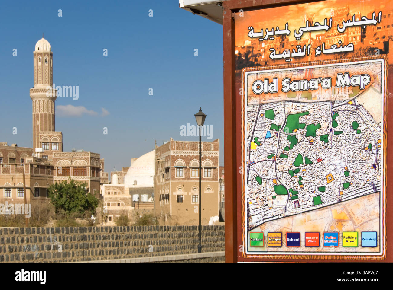 Segno che mostra mappa della città vecchia di Sana'a, Yemen Foto Stock