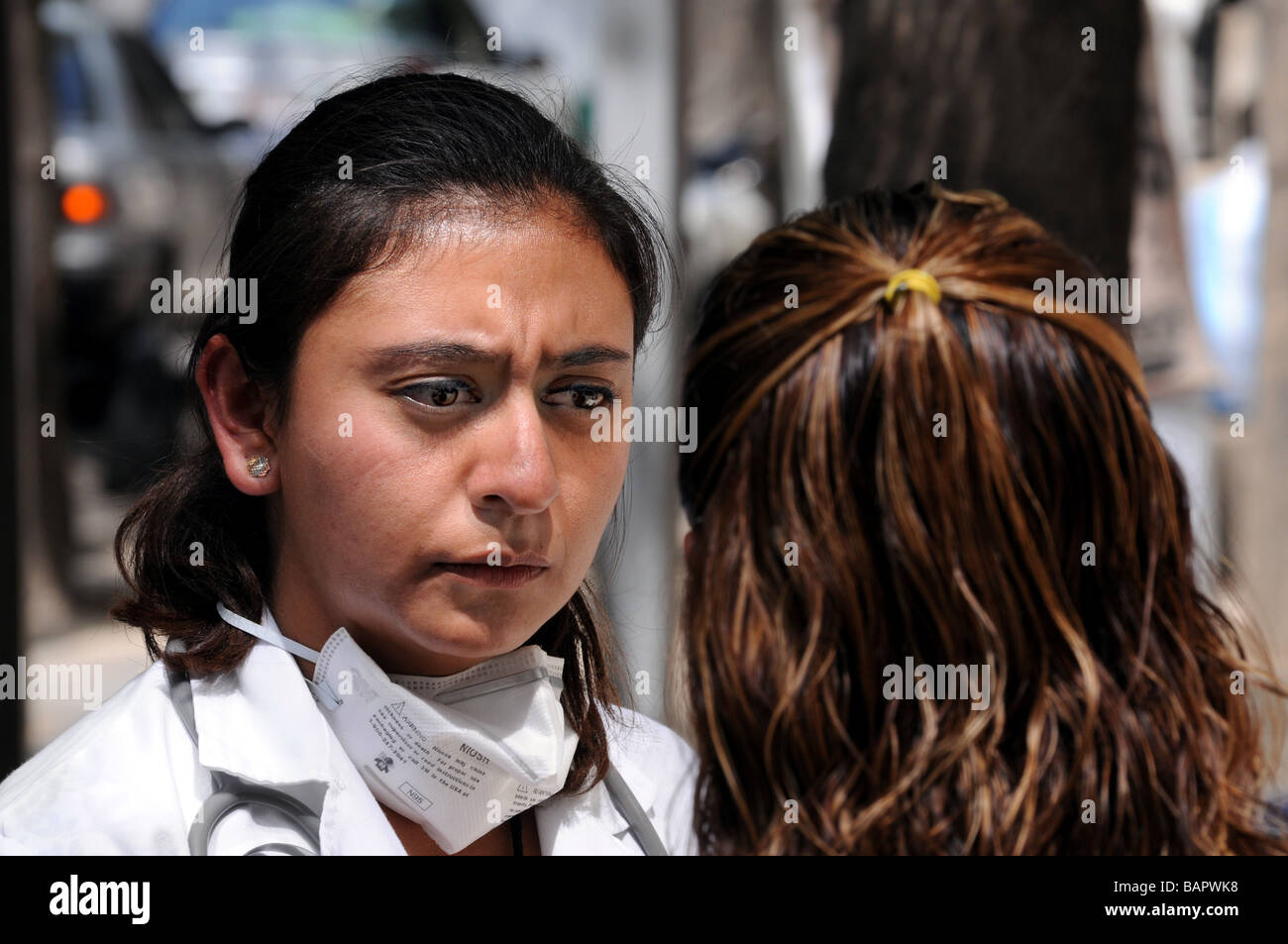 Infermiera preoccupati ascoltando un paziente influenza in Città del Messico durante il focolaio del virus H1N1 di influenza suina aviaria Foto Stock