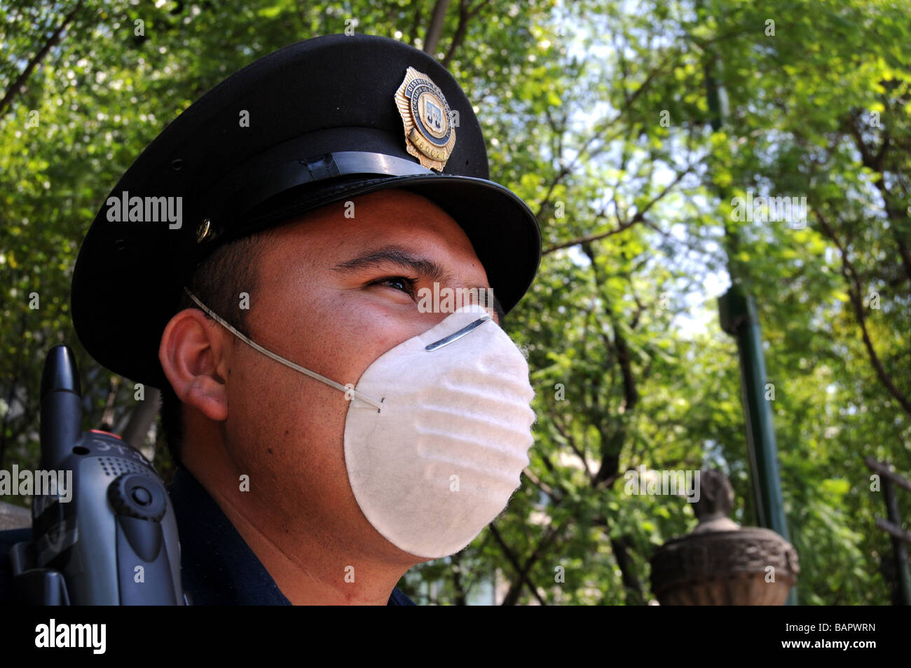 Un funzionario di polizia indossa una maschera per il viso come una misura di protezione contro il virus H1N1 di influenza suina a Città del Messico Foto Stock