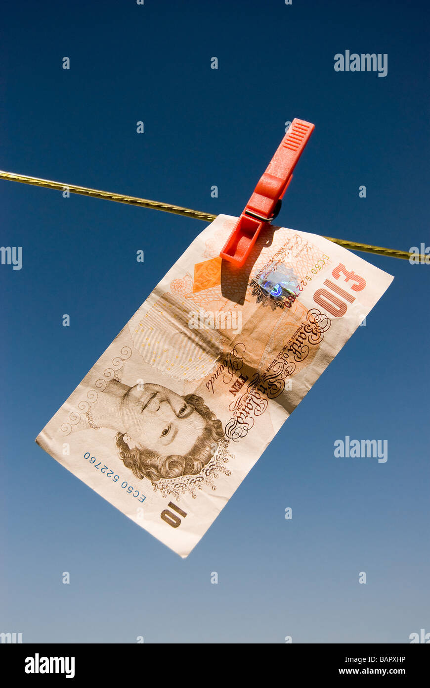 Dieci pound nota su una linea di lavaggio Foto Stock