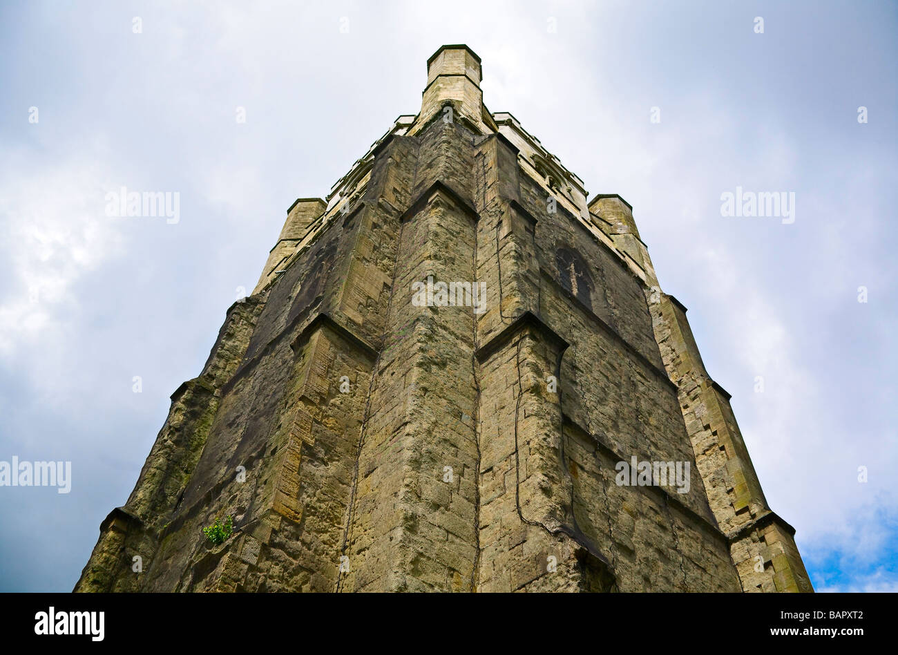 Guardando verso l'alto la torre campanaria (circa 1400) alla Cattedrale di Chichester, West Sussex, Regno Unito Foto Stock