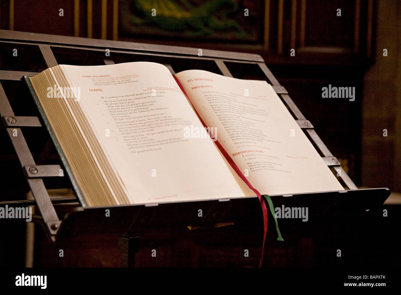 Aprire la bibbia sul leggio in chiesa, West Sussex, in Inghilterra, Regno Unito Foto Stock