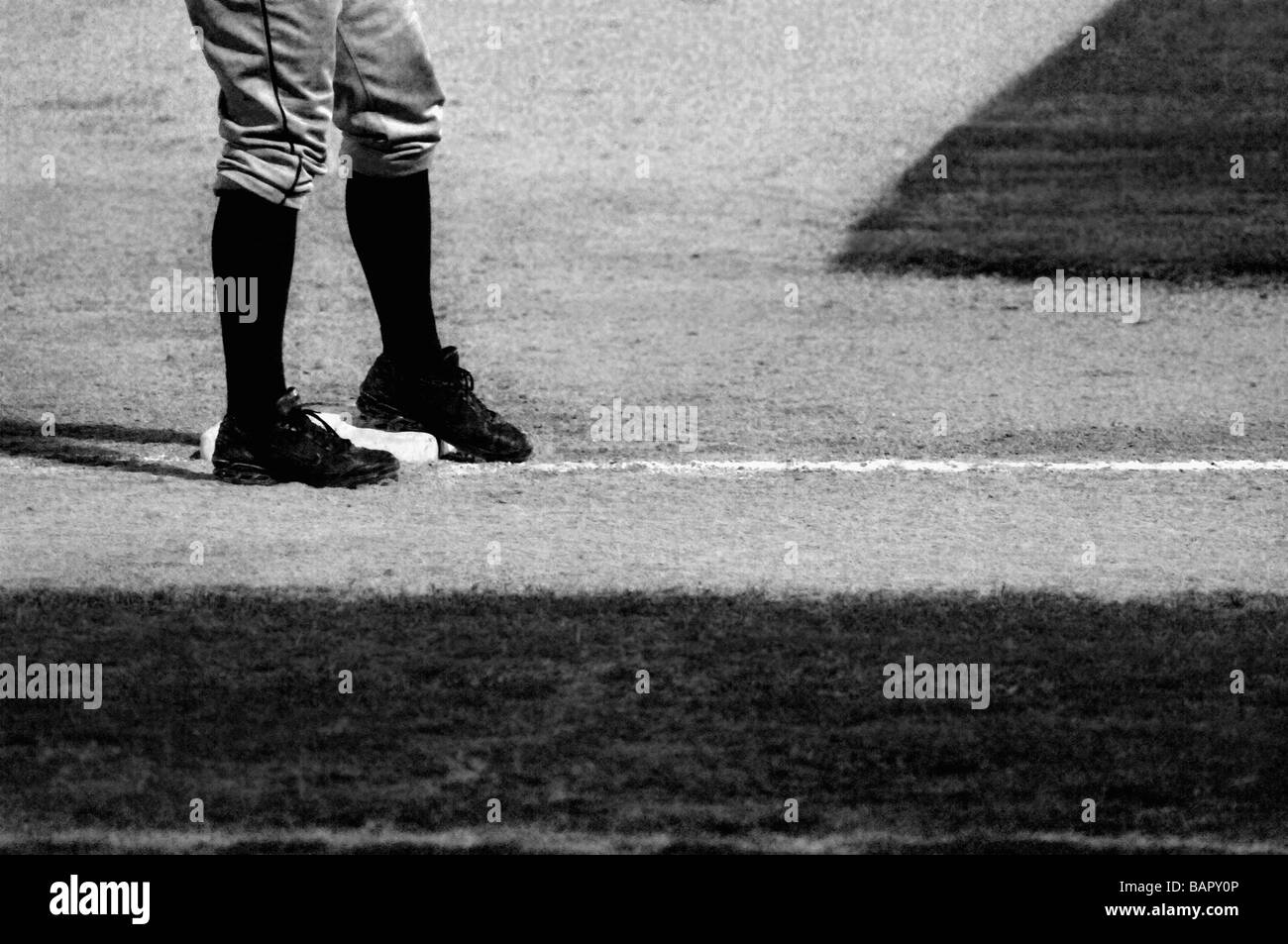 Gli uomini adulti, ragazzi, ragazze eseguire, play, stand e kick utilizzando confortevoli piede appropriato indossare per la loro attività atletiche Foto Stock