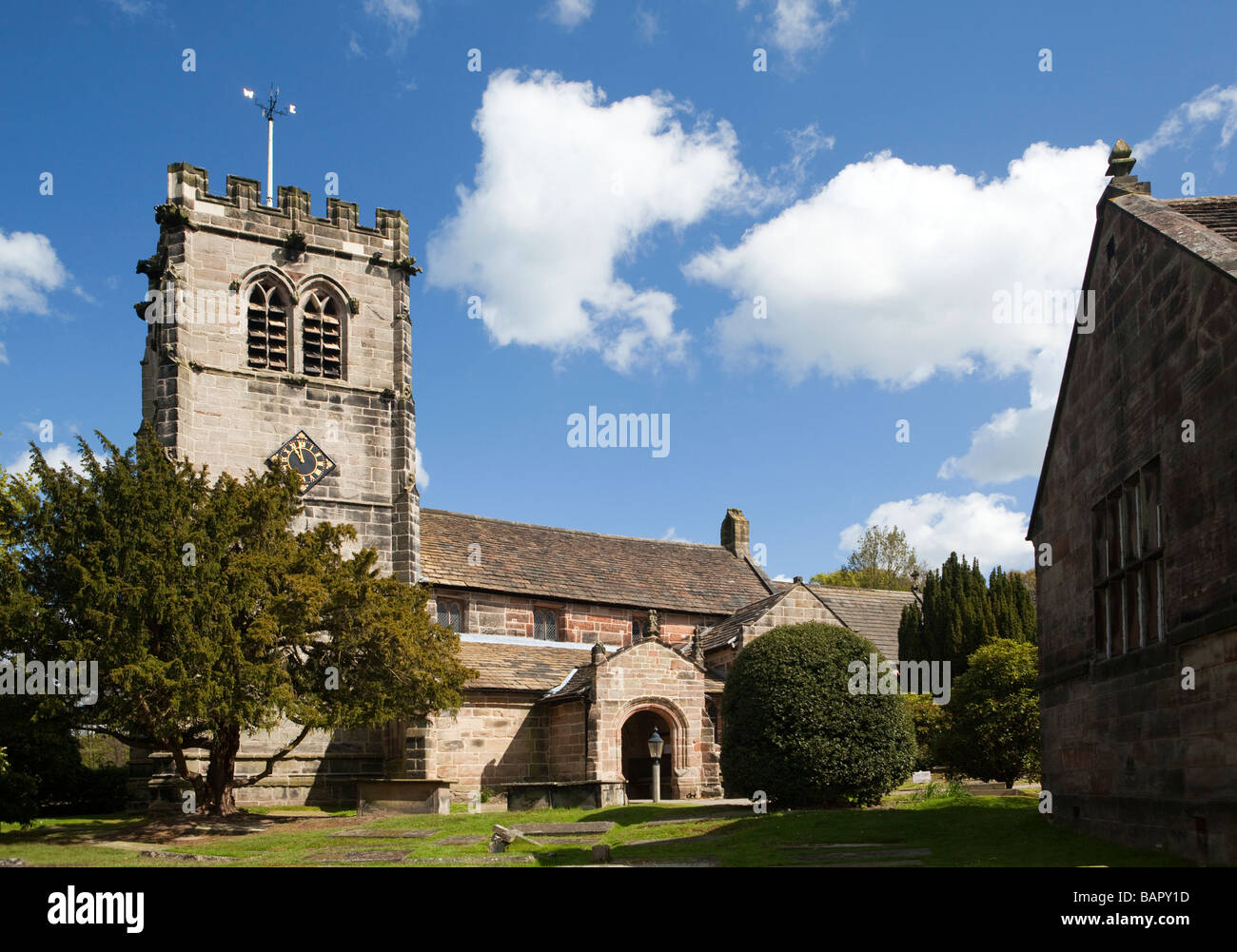 Regno Unito Inghilterra Cheshire Nether Alderley St Mary s Chiesa e old school house Foto Stock