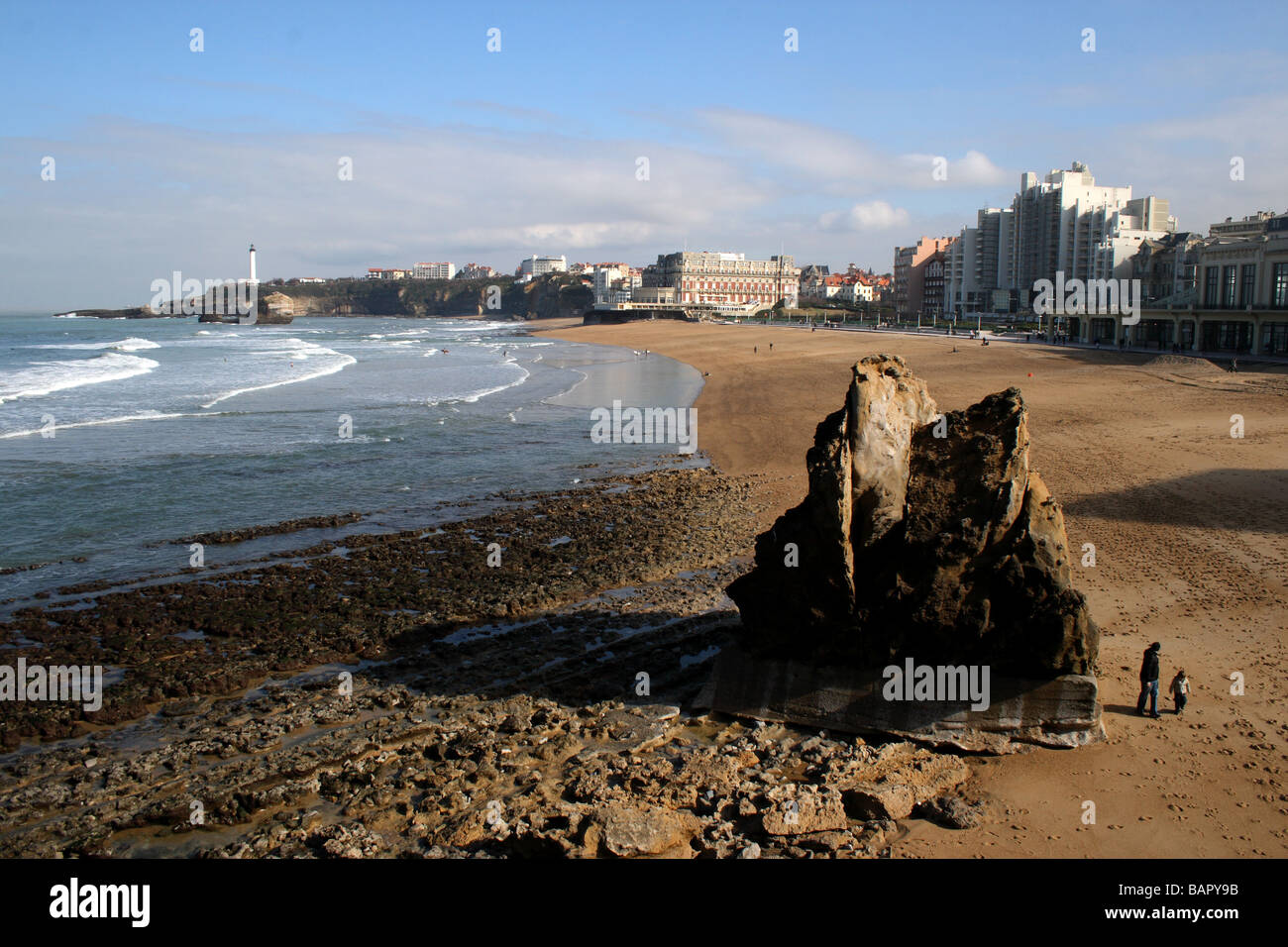 La spettacolare costa e spiaggia di Biarritz, nel Pays Basque regione del sud-ovest della Francia. Foto Stock