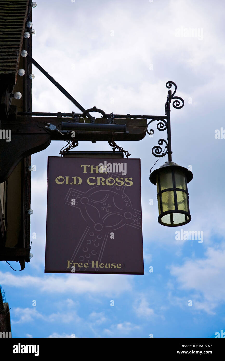 Pub segno, la vecchia Croce, North Street, Chichester, Regno Unito Foto Stock