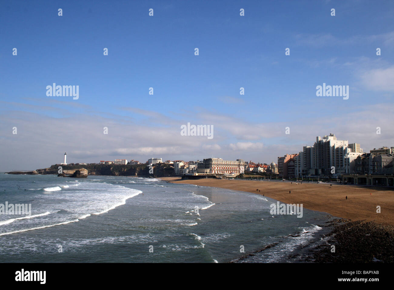 La spiaggia di drammatica e la fascia costiera di Biarritz, nel Pays Basque regione del sud-ovest della Francia. Foto Stock