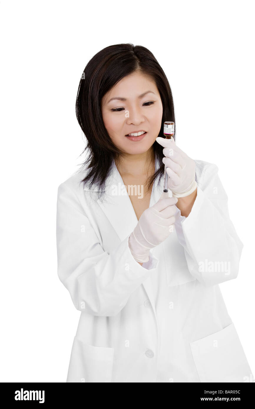 Bella asiatica medico o infermiere preparare una vaccinazione Foto Stock