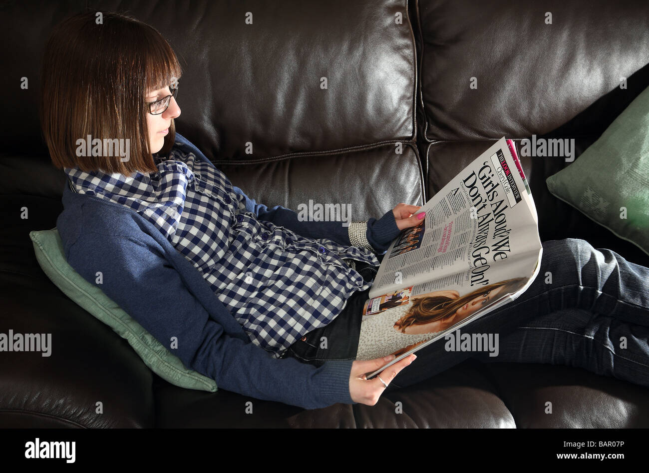 Ragazza adolescente rivista di lettura Foto Stock