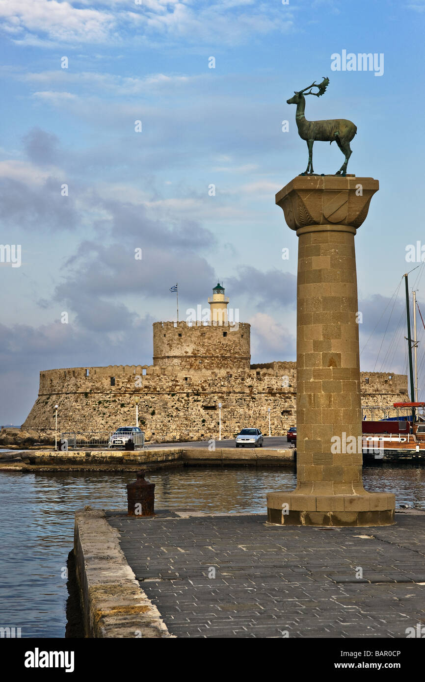 Faro e cervi statua in Mandraki Harbour, dove il Colosso di Rodi una volta sorgeva, Grecia Foto Stock