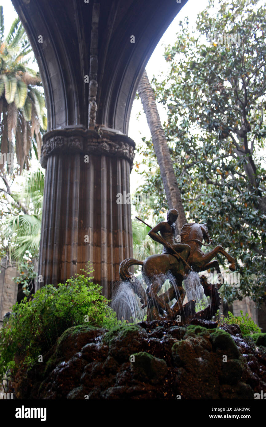Una scultura equestre nella fontana, sotto le arcate della cattedrale di Barcellona, Spagna. Foto Stock