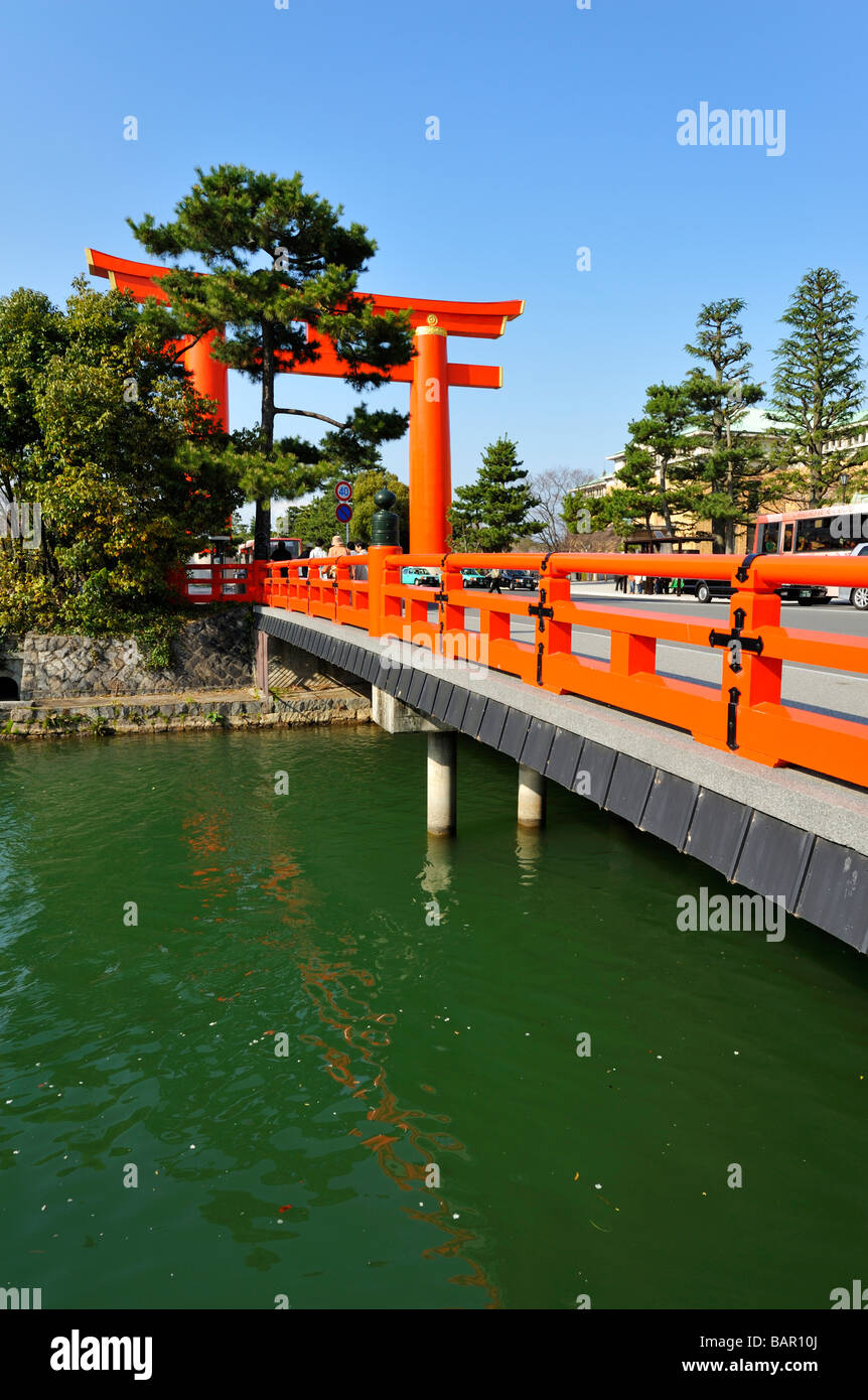 Il primo gateway esterno torii di Heian-jingu, Kyoto JP Foto Stock