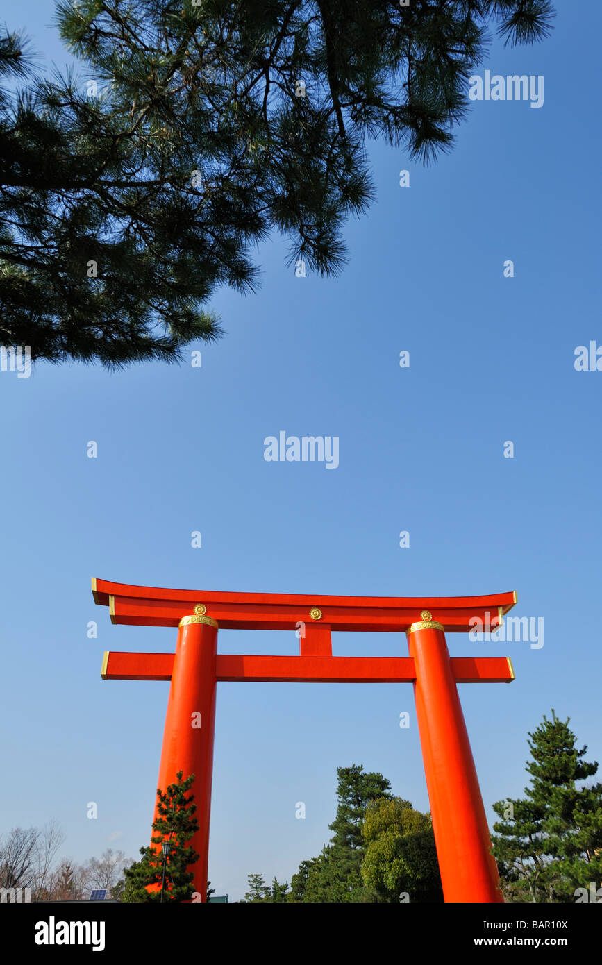 Il primo gateway esterno torii di Heian-jingu, Kyoto JP Foto Stock