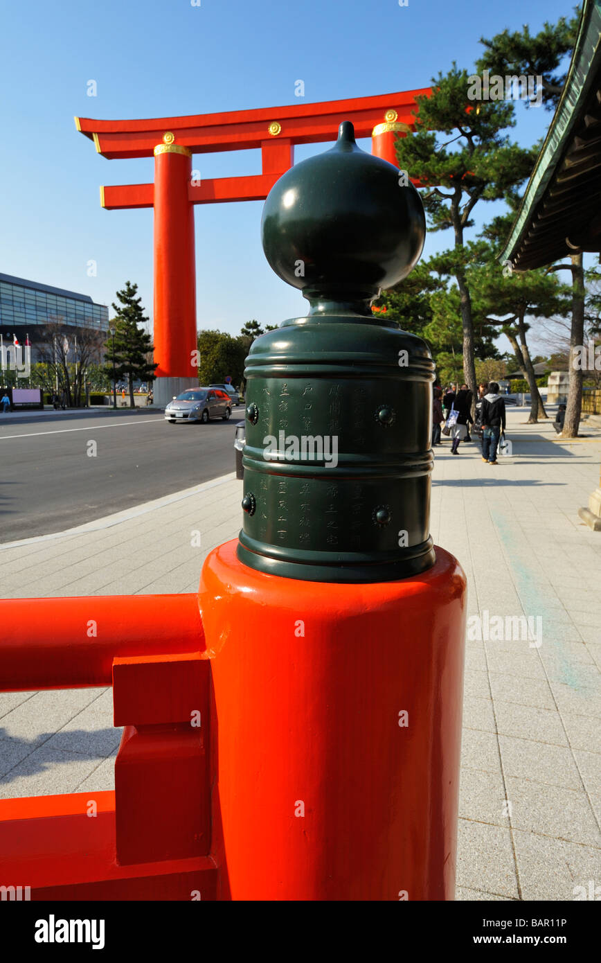 Il primo gateway esterno torii di Heian-jingu, Kyoto JP Foto Stock