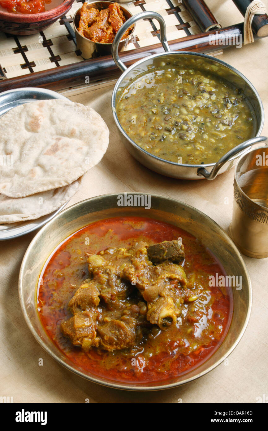Pakku Montone curry è un tipico curry di montone dal sikkim regione che è servito con riso cotto o Selroti Foto Stock