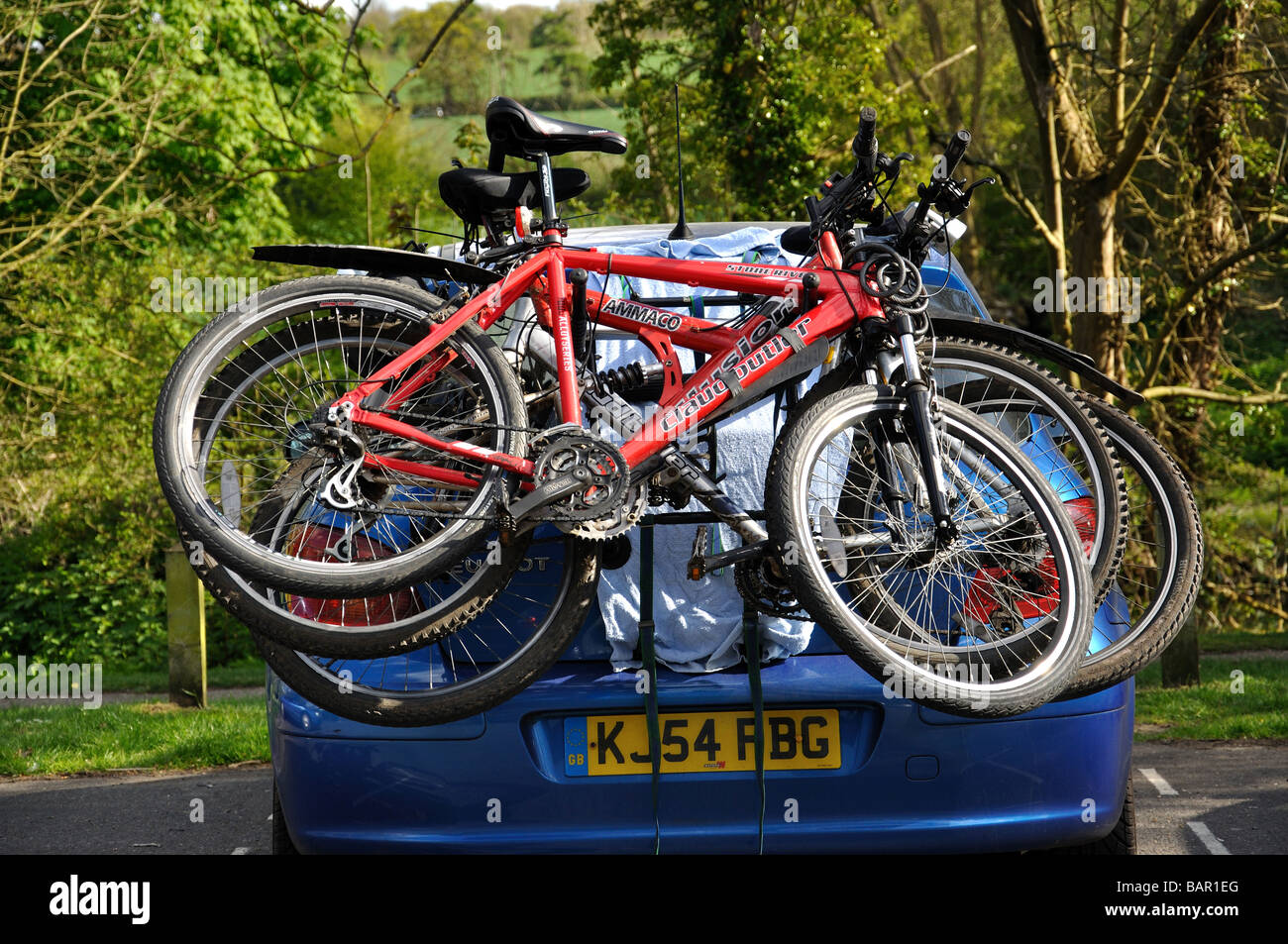 Biciclette sul rack auto, Clare, Suffolk, Inghilterra, Regno Unito Foto Stock