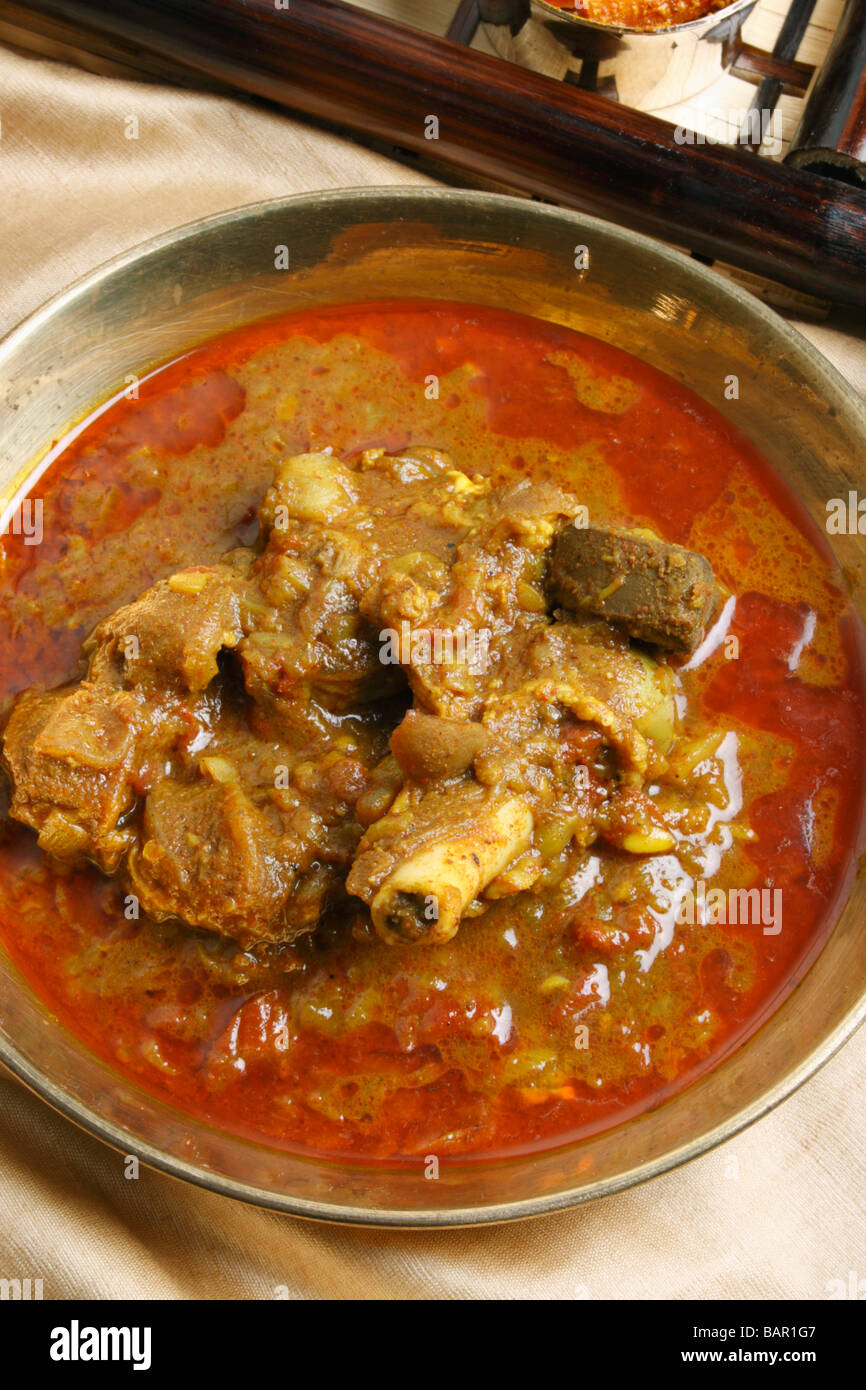 Pakku Montone curry è un tipico curry di montone dal sikkim regione che è servito con riso cotto o Selroti Foto Stock