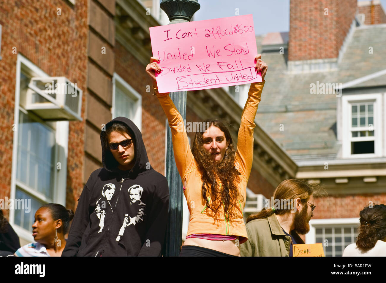 Studentessa tenendo premuto segno di protesta durante il rally contro le lezioni aumentare al Brooklyn College Brooklyn New York Foto Stock