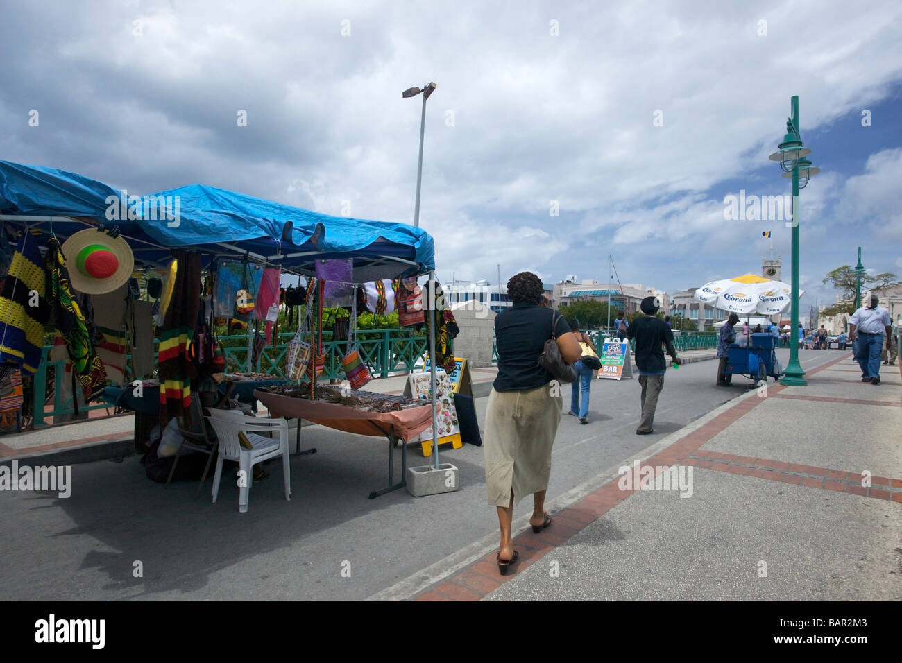 Venditori ambulanti al Chamberlain Bridge nel centro cittadino di Bridgetown, la parrocchia di Saint Michael, Barbados, 'West Indies' Foto Stock